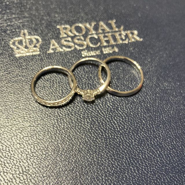 【ROYAL ASSCHER(ロイヤル・アッシャー)の口コミ】 婚約指輪に関してはダイヤの輝き方が他のブランドと全然違っていて、透明…