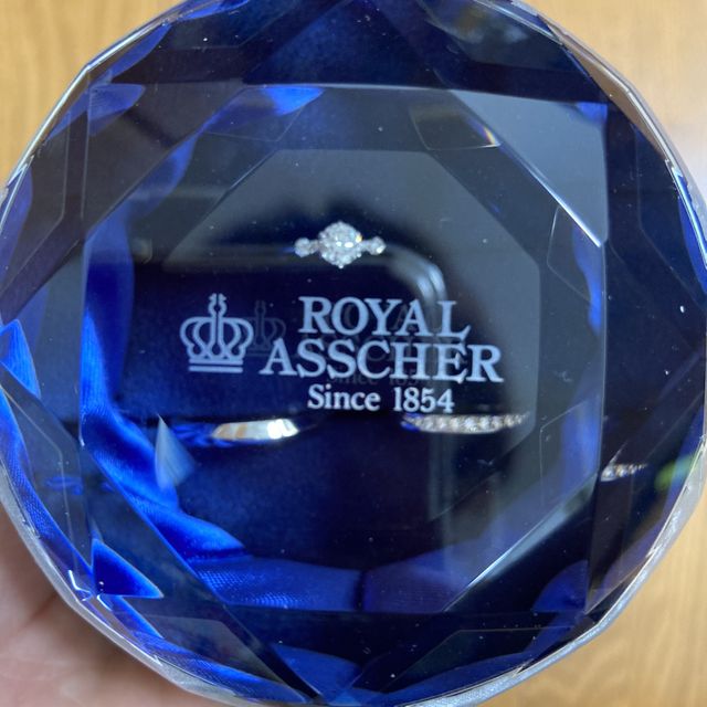 【ROYAL ASSCHER(ロイヤル・アッシャー)の口コミ】 婚約指輪に関してはダイヤの輝き方が他のブランドと全然違っていて、透明…
