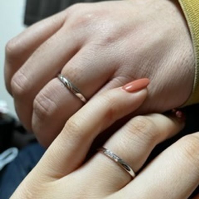 【TOMOE(トモエ)の口コミ】 デザインはシンプルですが、石が留まっていてキラキラしているところ、ま…