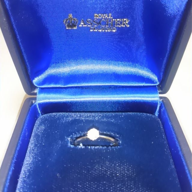 【ROYAL ASSCHER(ロイヤル・アッシャー)の口コミ】 ダイヤモンド自体の輝きが白くきれいだったので他の指輪とは違い本物をつ…