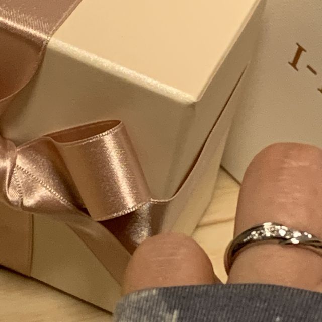 【アイプリモ(I-PRIMO)の口コミ】 どこに居ても光を拾ってダイヤがキラキラ光ってくれている‼︎
圧迫感もなく…