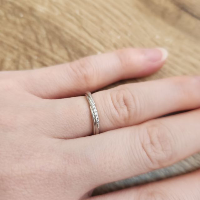 【銀座ダイヤモンドシライシの口コミ】 リングの真ん中にラインが入っていて、年齢が高くなっても馴染むと言われ…