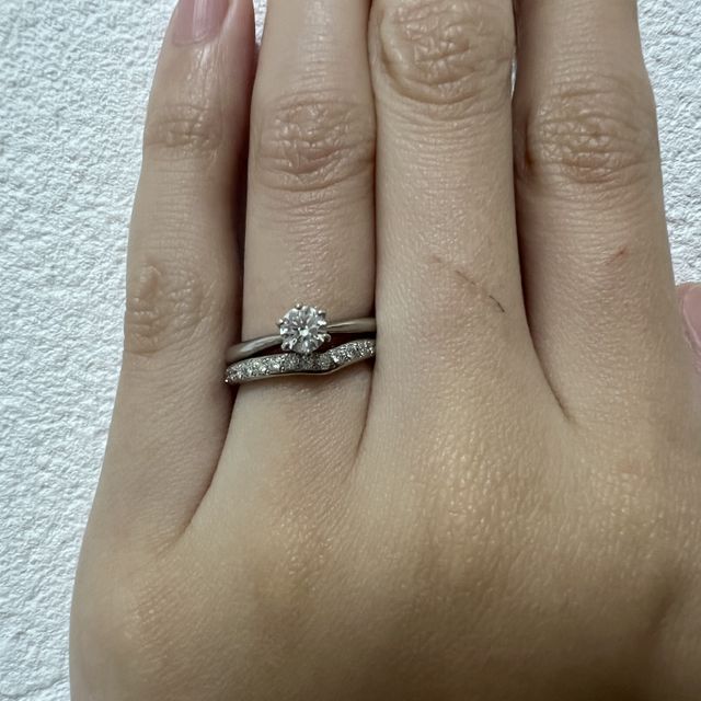 【4℃ BRIDAL(ヨンドシーブライダル)の口コミ】 婚約指輪と結婚指輪を重ね付けでき、シンプルで使いやすいなデザインを探…