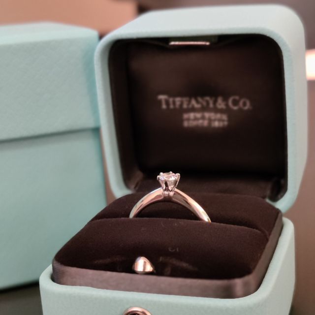 【ティファニー(Tiffany & Co.)の口コミ】 デザインは王道タイプの1粒ダイヤの婚約指輪でした。ティファニーに憧れも…