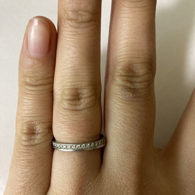 【ラザール ダイヤモンド(LAZARE DIAMOND)の口コミ】 ダイヤが埋め込まれていて、かつ並んだデザインが良かったのでこちらを選…