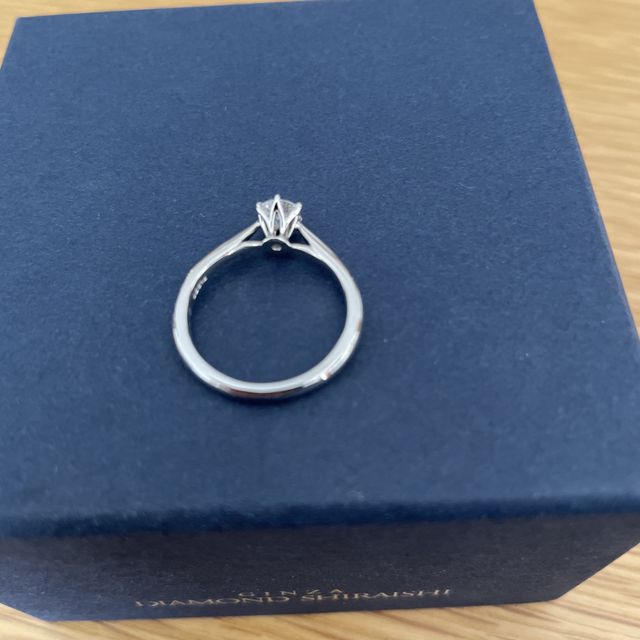 【銀座ダイヤモンドシライシの口コミ】 婚約指輪はすごく悩みました。なるべくシンプルなものが飽きが来ないかと…