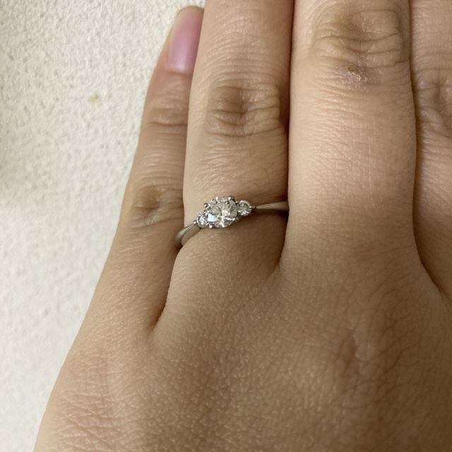 【ラザール ダイヤモンド(LAZARE DIAMOND)の口コミ】 価格は60万円程度だったと思います。ダイヤの両側にも小さなダイヤが付い…