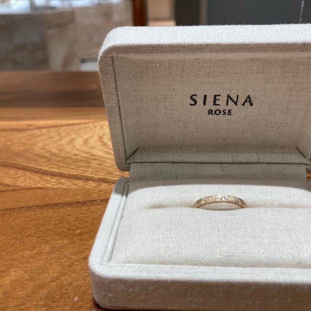 【SIENAROSE(シエナロゼ)の口コミ】 シンプルで飽きがこないデザインであることと、ロゼチナの色合いがとても…