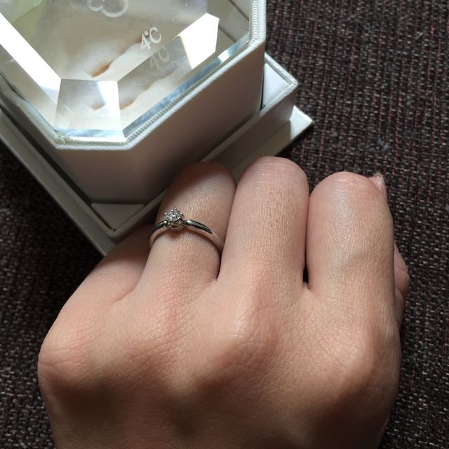 【4℃ BRIDAL(ヨンドシーブライダル)の口コミ】 見た目は普通のダイヤの指輪ですが、実は指輪の内側にミッキーの形が彫ら…
