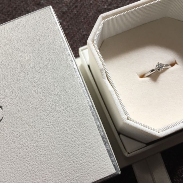 【4℃ BRIDAL(ヨンドシーブライダル)の口コミ】 見た目は普通のダイヤの指輪ですが、実は指輪の内側にミッキーの形が彫ら…