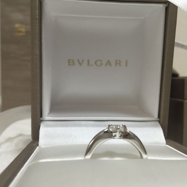 【ブルガリ(BVLGARI)の口コミ】 ブルガリのトルチェッロ。シンプルなソリティアですがツメ部分が高くなく…