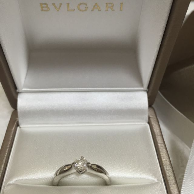 【ブルガリ(BVLGARI)の口コミ】 ブルガリのトルチェッロ。シンプルなソリティアですがツメ部分が高くなく…