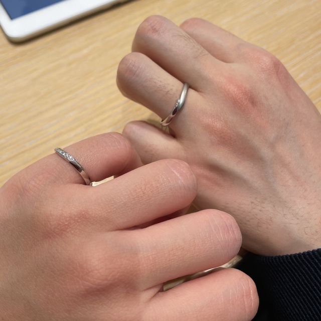 【STAR JEWELRY(スタージュエリー)の口コミ】 指輪のデザインは、カーブがきいており、指を綺麗に見せてくれます。シン…