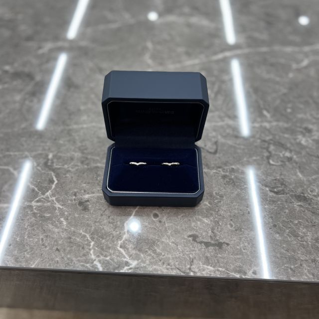 【銀座ダイヤモンドシライシの口コミ】 シンプルを希望していましたが、シンプル過ぎても面白味が無いので、V字型…