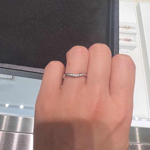 【ティファニー(Tiffany & Co.)の口コミ】 ダイヤモンドが虹色のように輝いていて、どの角度から見てもとても綺麗で…