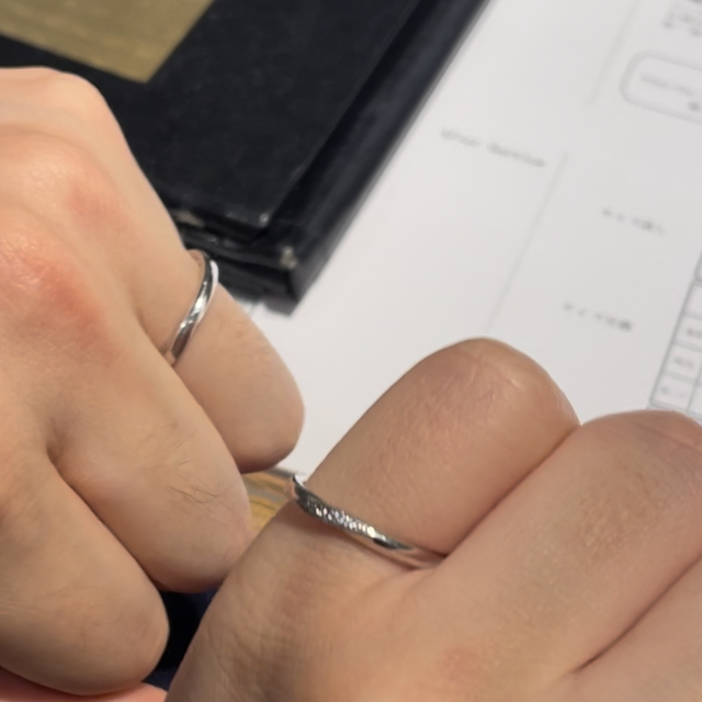 【BIJOUPIKO(ビジュピコ)の口コミ】 指輪の素材はプラチナを使用しており、程よい重みで手に馴染みます。また…
