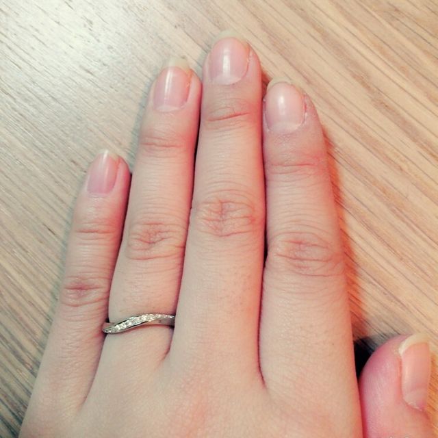 【4℃ BRIDAL(ヨンドシーブライダル)の口コミ】 結婚する前に購入。
細みの一本線より曲線の物を探していた為、その要望を…