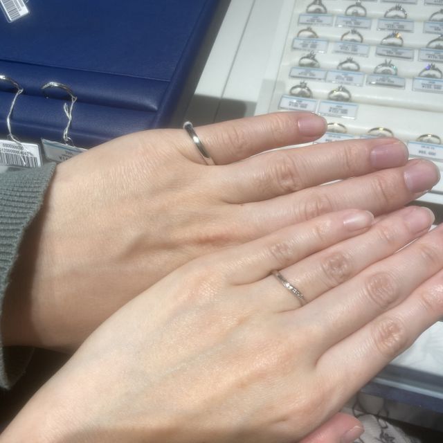 【銀座ダイヤモンドシライシの口コミ】 ウェーブという女性らしいラインと、それに沿って滑らかに配置されたダイ…