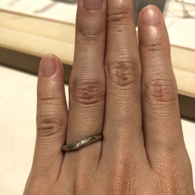 【Mariage ent(マリアージュエント)の口コミ】 指輪のデザインはシンプルのものを探していたので、似たようなデザインは…