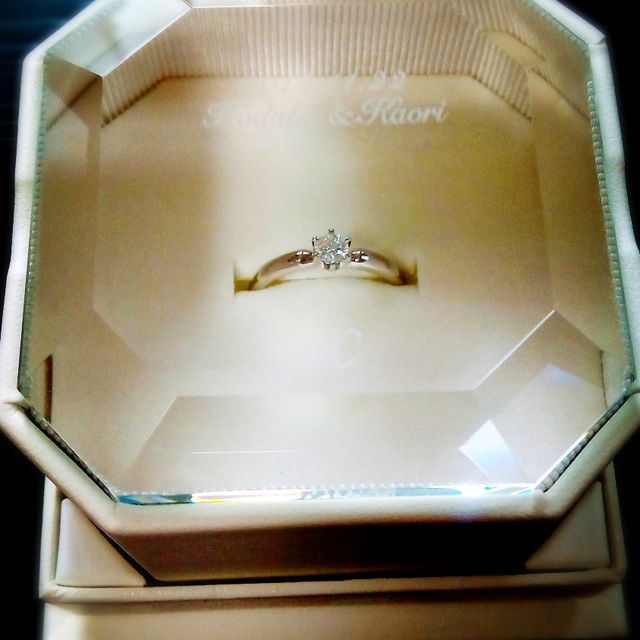 【4℃ BRIDAL(ヨンドシーブライダル)の口コミ】 シンプルで飽きのこないデザインが魅力的でこの指輪にしました。
指にはめ…