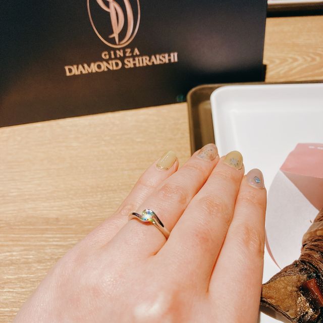 【銀座ダイヤモンドシライシの口コミ】 ダイヤモンドを手で包むようなデザインが素敵で一目惚れしました。台座に…
