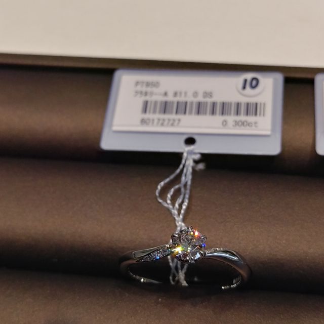 【アイプリモ(I-PRIMO)の口コミ】 シンプルながら凝ったデザインが多く、とても迷いました。
センターダイア…