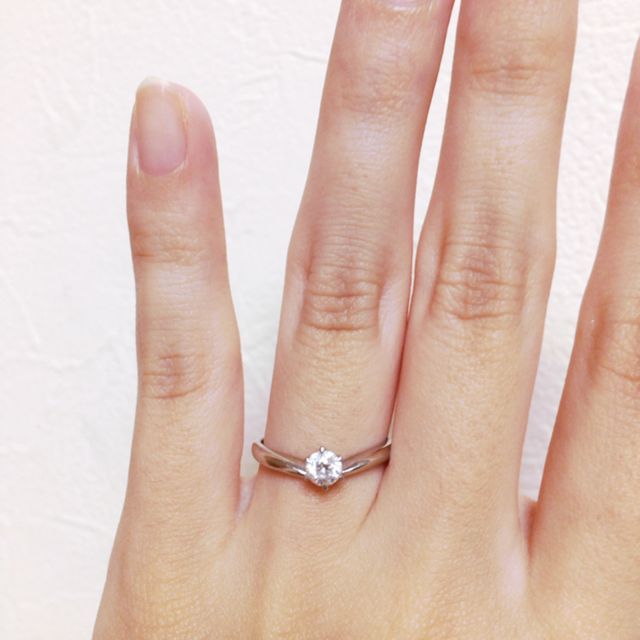 【アイプリモ(I-PRIMO)の口コミ】 中央のダイヤが大きくて素敵！と思わず一目惚れしてしまいました。V字の丸…