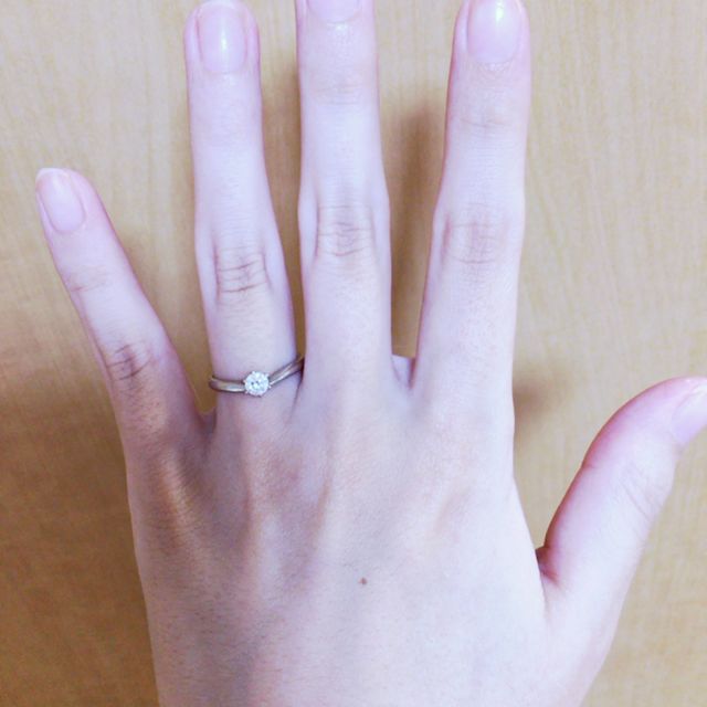 【アイプリモ(I-PRIMO)の口コミ】 中央のダイヤが大きくて素敵！と思わず一目惚れしてしまいました。V字の丸…