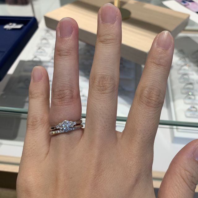 【銀座ダイヤモンドシライシの口コミ】 デザインがかわいらしくて気に入りました。結婚指輪との相性もよかったで…