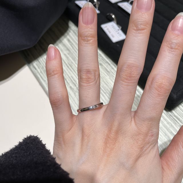 【銀座ダイヤモンドシライシの口コミ】 プラチナでシンプルなストレートデザインに、一粒ダイヤモンドがセッティ…