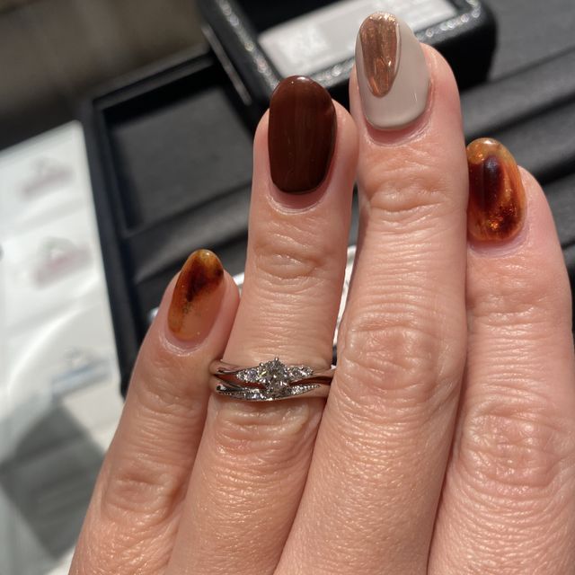 【I's stone(アイズストーン)の口コミ】 ウェーブデザインでシンプルな物を基準に選びました。ウェーブに沿ったダ…