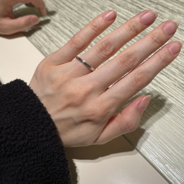 【TRECENTI(トレセンテ)の口コミ】 シンプルなストレートデザインに、細かなミル打ちが施されたプラチナの結…