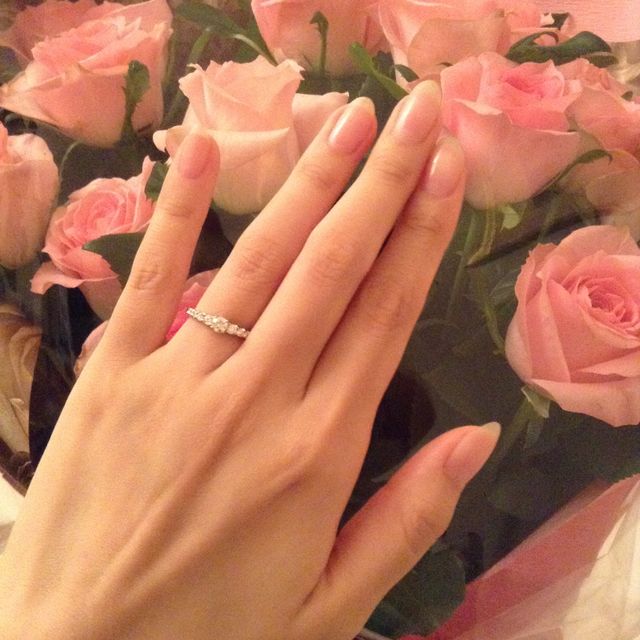 【ROYAL ASSCHER(ロイヤル・アッシャー)の口コミ】 デザインは一見王道ではありますが、他の指輪よりも煌びやかに輝き、手元…