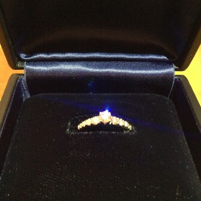 【ROYAL ASSCHER(ロイヤル・アッシャー)の口コミ】 デザインは一見王道ではありますが、他の指輪よりも煌びやかに輝き、手元…