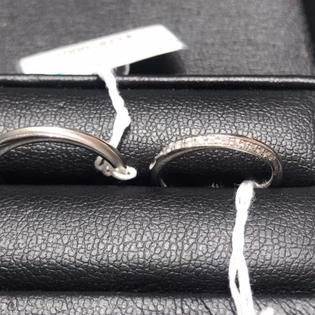 【銀座ダイヤモンドシライシの口コミ】 リングはストレートなので装着時は普通の指輪と同じようなシルエットと着…