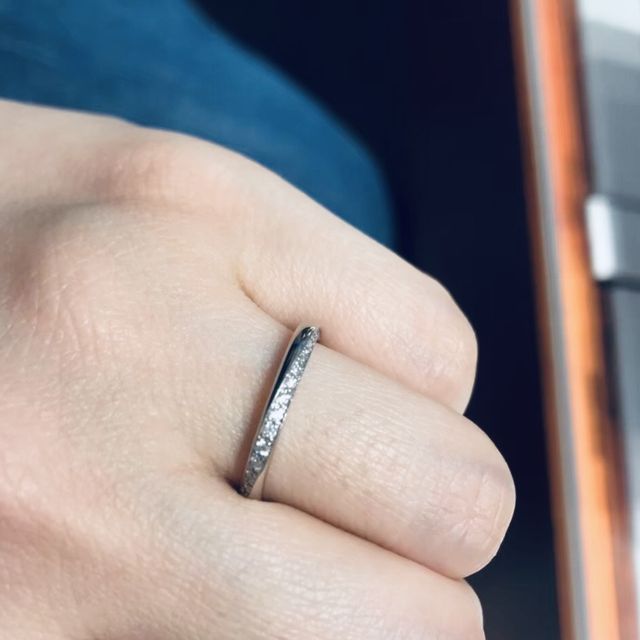 【銀座ダイヤモンドシライシの口コミ】 リングはストレートなので装着時は普通の指輪と同じようなシルエットと着…