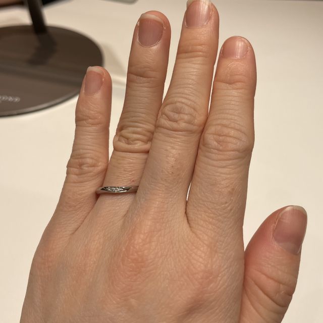 【ラザール ダイヤモンド(LAZARE DIAMOND)の口コミ】 緩やかなV字が美しい指輪で、3石付いていました。
ソリティアタイプのこち…