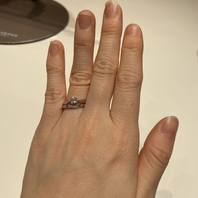 【ラザール ダイヤモンド(LAZARE DIAMOND)の口コミ】 緩やかなV字が美しい指輪で、3石付いていました。
ソリティアタイプのこち…