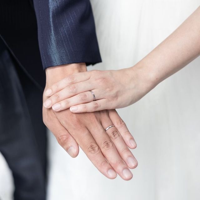 【BLOOM(ブルーム)の口コミ】 毎日付ける物なのでシンプルなデザインにしました。
婚約指輪は遠出して別…