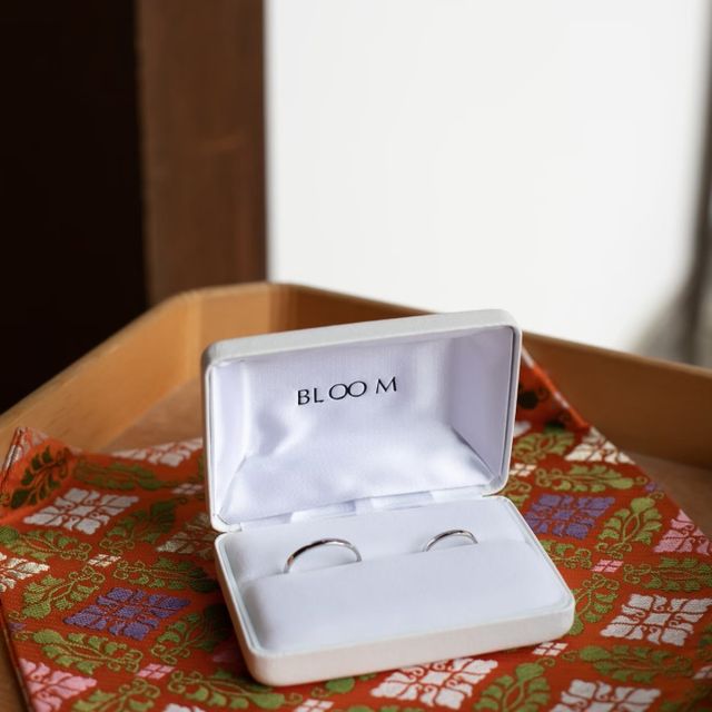 【BLOOM(ブルーム)の口コミ】 毎日付ける物なのでシンプルなデザインにしました。
婚約指輪は遠出して別…