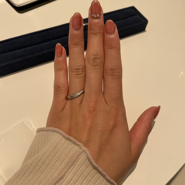 【4℃ BRIDAL(ヨンドシーブライダル)の口コミ】 ウェーブの形のリングを選びました。着け心地が良く、リングの存在感も感…