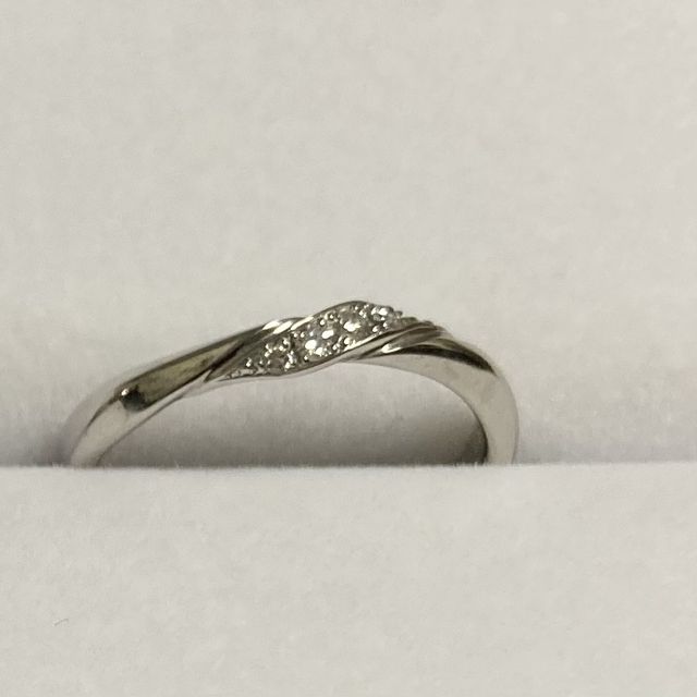 【ENUOVE(イノーヴェ)の口コミ】 夫に合わせてストレートダイヤなしにしようと思っていた中で、ウェーブの…