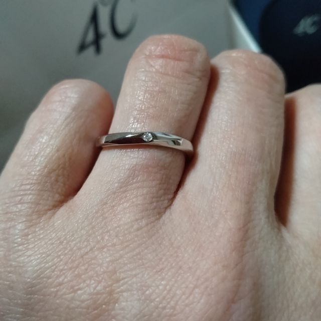 【4℃ BRIDAL(ヨンドシーブライダル)の口コミ】 シンプルだけど、ひねりの入ったデザイン。
一粒のダイヤが際立つ。
派手…