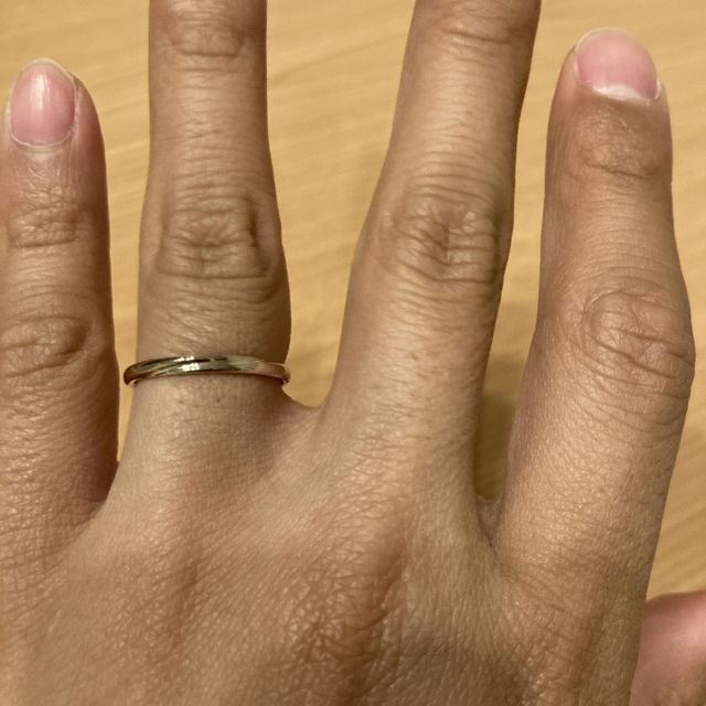 【AFFLUX(アフラックス)の口コミ】 妻の指輪はダイヤが斜めに複数個入っていってとても可愛いです。妻は色白…