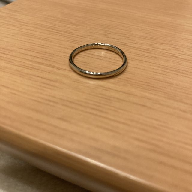 【AFFLUX(アフラックス)の口コミ】 妻の指輪はダイヤが斜めに複数個入っていってとても可愛いです。妻は色白…