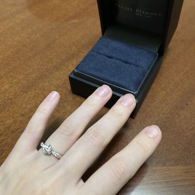 【ラザール ダイヤモンド(LAZARE DIAMOND)の口コミ】 婚約指輪は、世界一のダイヤモンドというだけあってカットの仕方、輝きの…