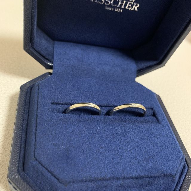 【ROYAL ASSCHER(ロイヤル・アッシャー)の口コミ】 マットの部分とキラキラの部分が交互になってるデザインに一目惚れしまし…