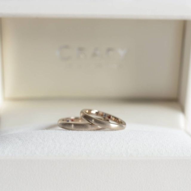 【CRAFY(クラフィ)の口コミ】 ヘアライン加工・ホワイトゴールドの色味が絶妙で、他にはない色だったた…