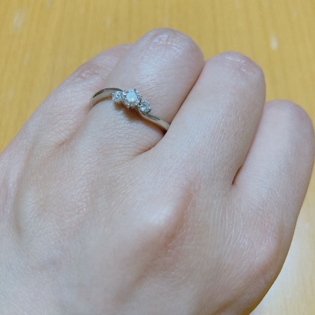 【ROYAL ASSCHER(ロイヤル・アッシャー)の口コミ】 ダイヤが3連でついているデザインが素敵だったのが、1番気に入った理由で…