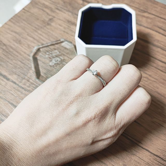 【4℃ BRIDAL(ヨンドシーブライダル)の口コミ】 元々4℃のブランドは好きで指輪のデザインを色々と試した結果
自分の指と馴…